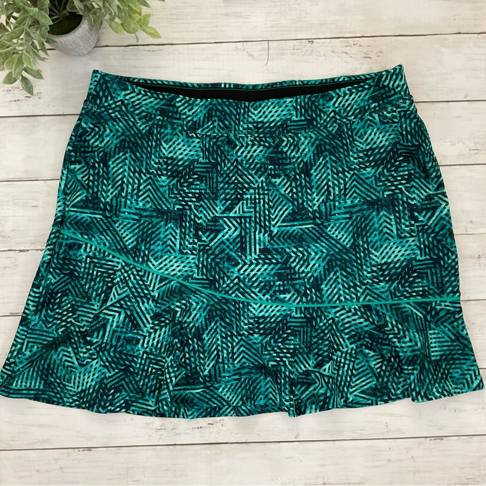 Made for Life Brand Vibrant Teal and Black skort with pockets. Shorts under. L